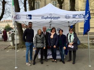 Il gazebo dell'Anap in piazza a Vercelli contro l'Alzheimer