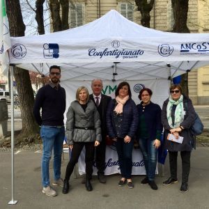 Il gazebo dell'Anap in piazza a Vercelli contro l'Alzheimer