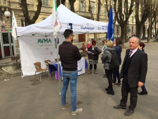 Il gazebo dell'Anap in piazza a Vercelli contro l'Alzheimer