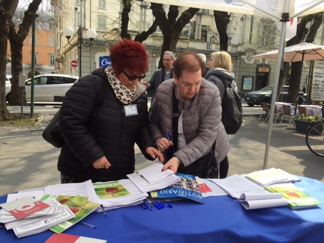 Il gazebo dell'Anap in piazza a Vercelli contro l'Alzheimer