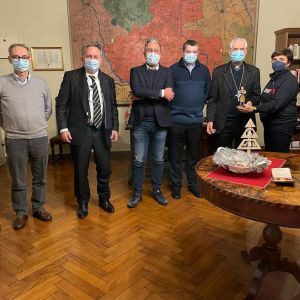 Coldiretti e Confartigianato: all’Arcivescovo di Vercelli Monsignor Arnolfo la statuina del Presepe