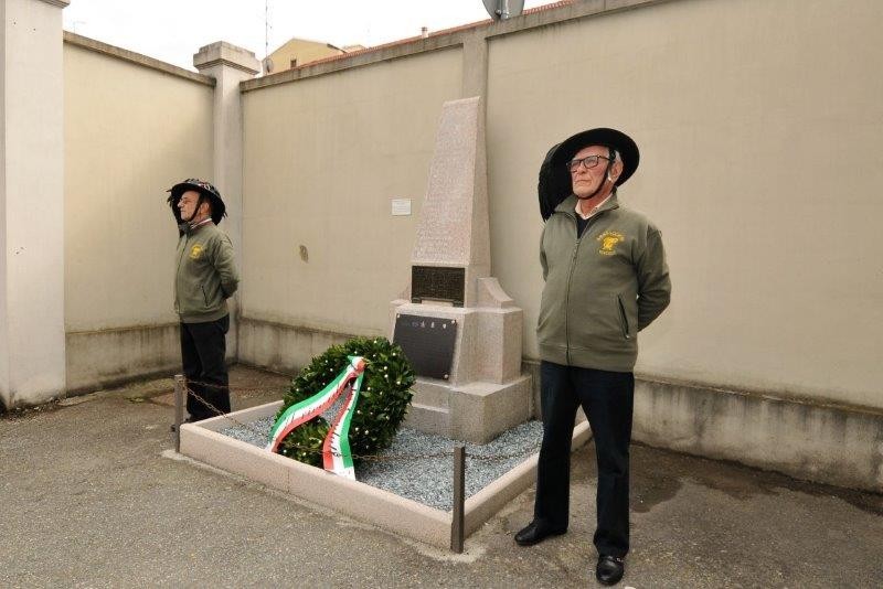 Inaugurata la stele restaurata da Confartigianato in ricordo dei Caduti della Pro Vercelli