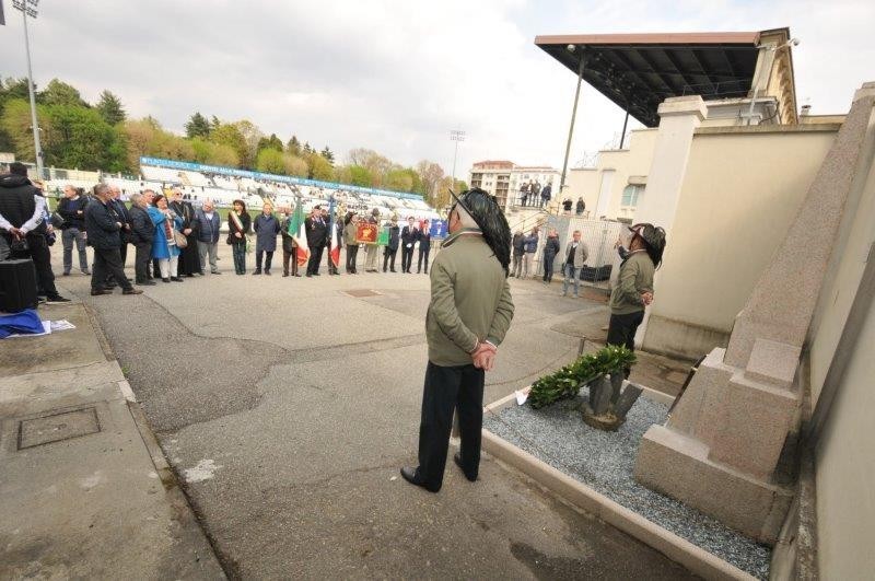 Inaugurata la stele restaurata da Confartigianato in ricordo dei Caduti della Pro Vercelli