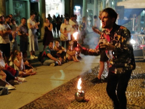 Acrobazie e risate con "Le arti della notte" a Novara organizzato da Confartigianato