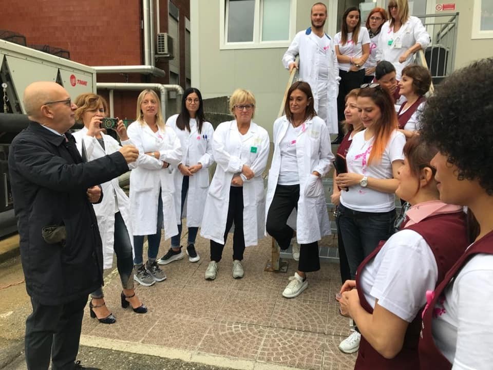 Trucchi e phon in ospedale: è il salone di bellezza delle estetiste e degli acconciatori di Confartigianato