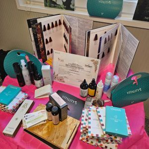 Il "Salone delle bellezza" in ospedale grazie alle allieve del nostro corso di "Benessere in oncologia": acconciatrici ed estetiste offrono manicure, trucco e piega gratuiti