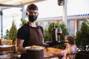 Da domani caffè al bancone e pasti al ristorante anche al chiuso