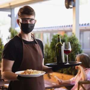 Da domani caffè al bancone e pasti al ristorante anche al chiuso