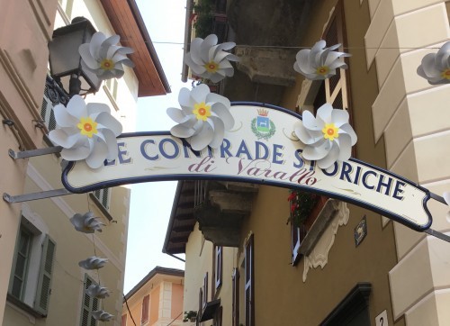 Artigiani e artisti nelle "cantine" di Varallo recuperate dai volontari delle "Vecchie contrade" e dal Comune