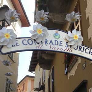 Artigiani e artisti nelle "cantine" di Varallo recuperate dai volontari delle "Vecchie contrade" e dal Comune