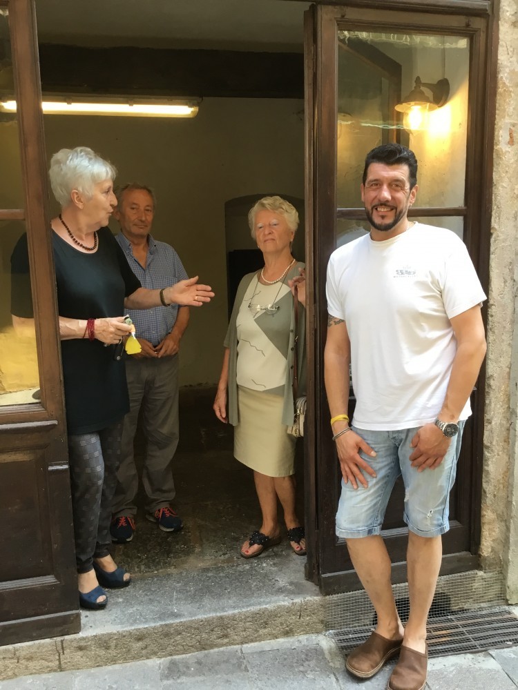 Artigiani e artisti nelle "cantine" di Varallo recuperate dai volontari delle "Vecchie contrade" e dal Comune