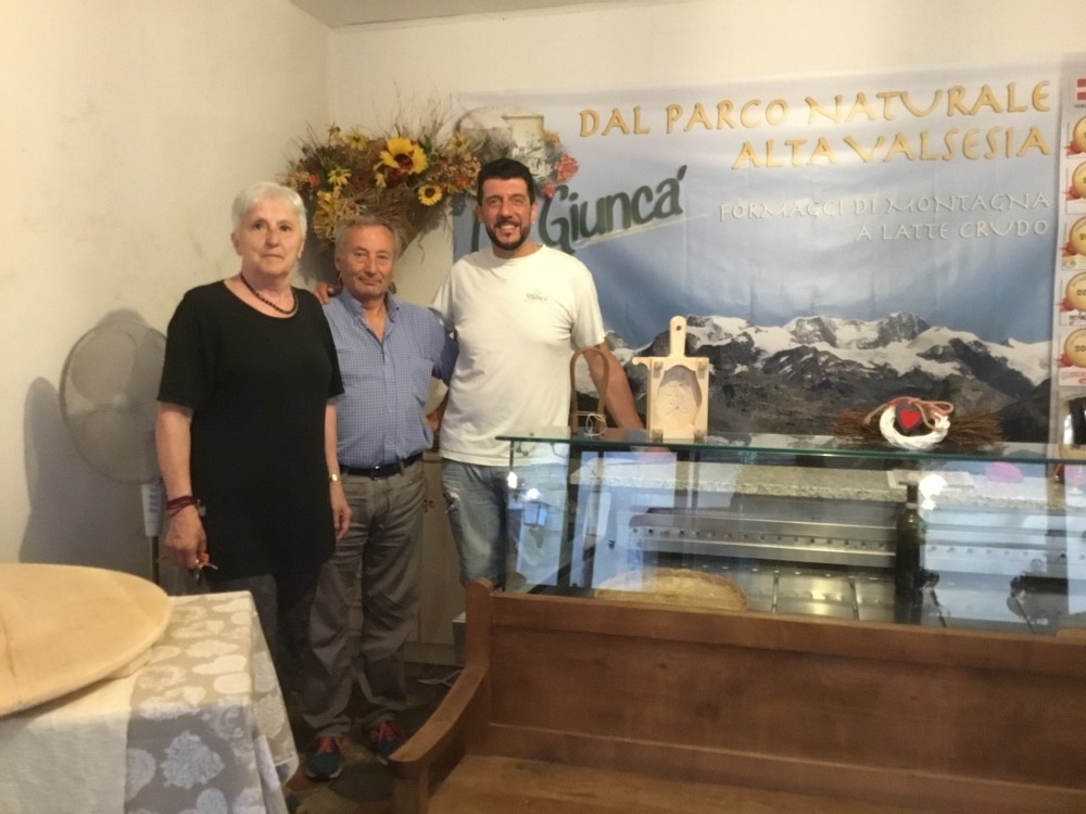 Artigiani e artisti nelle "cantine" di Varallo recuperate dai volontari delle "Vecchie contrade" e dal Comune