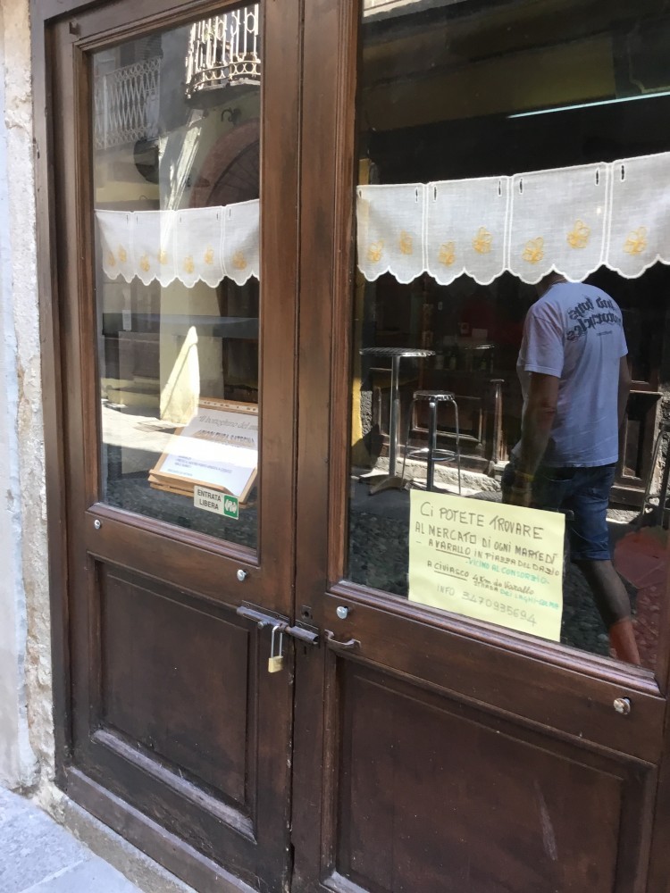 Artigiani e artisti nelle "cantine" di Varallo recuperate dai volontari delle "Vecchie contrade" e dal Comune