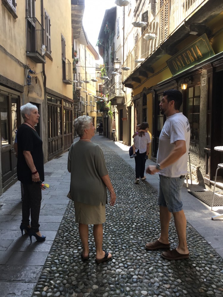 Artigiani e artisti nelle "cantine" di Varallo recuperate dai volontari delle "Vecchie contrade" e dal Comune