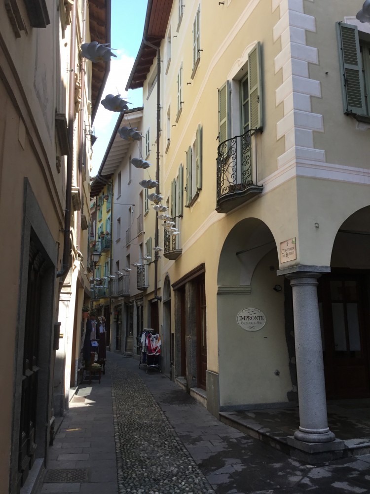 Artigiani e artisti nelle "cantine" di Varallo recuperate dai volontari delle "Vecchie contrade" e dal Comune