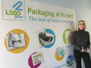  Molto più di una busta: la plastica green e di design protegge i capi d'alta moda, la cancelleria e adesso anche le mascherine