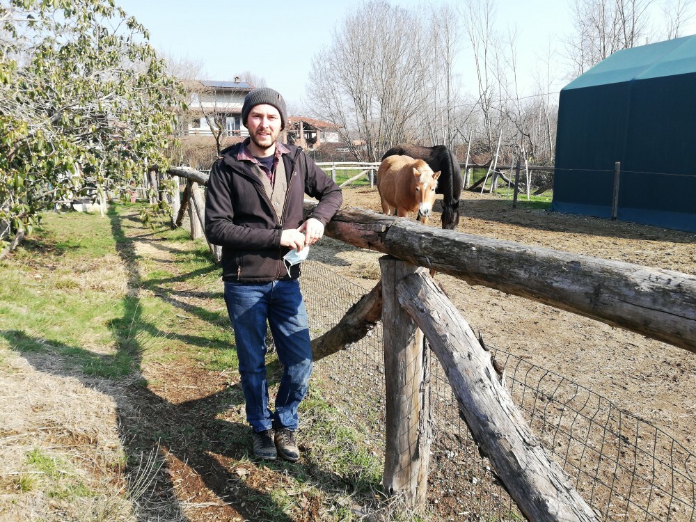 Da chimico a maniscalco: una nuova vita con un lavoro antico nella bottega a domicilio