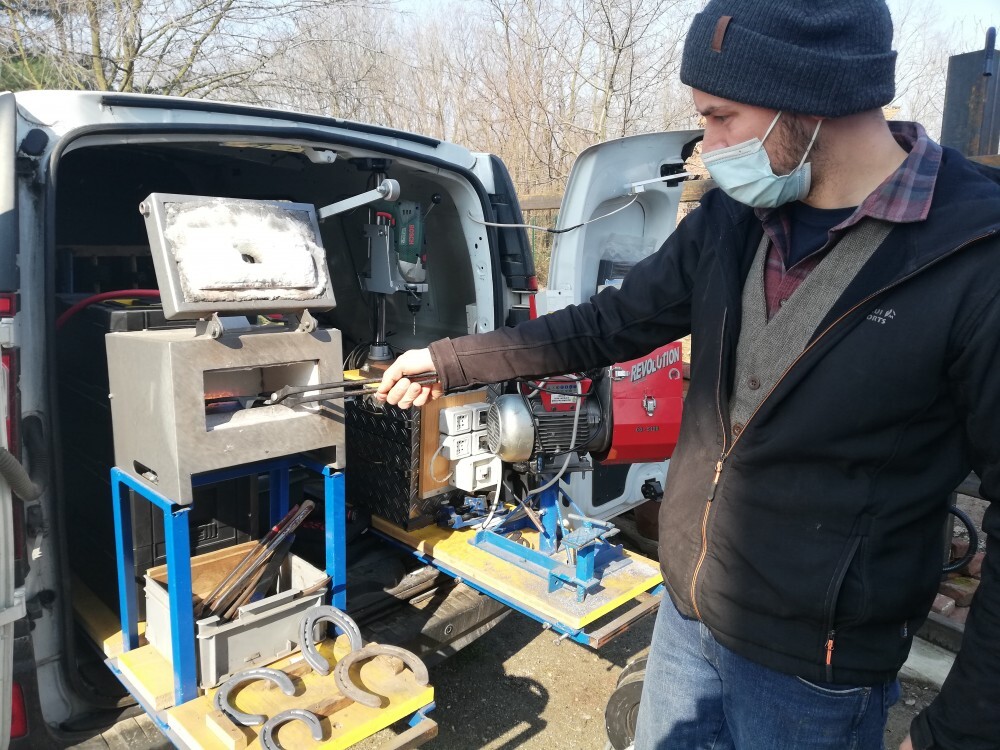 Da chimico a maniscalco: una nuova vita con un lavoro antico nella bottega a domicilio