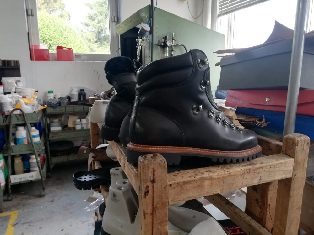  Scarpe di terza generazione alla "Cesare Baroli 1947", dal nonno ai nipoti: "Le misure in 3D ma cuciture con l'antica tecnica inglese"