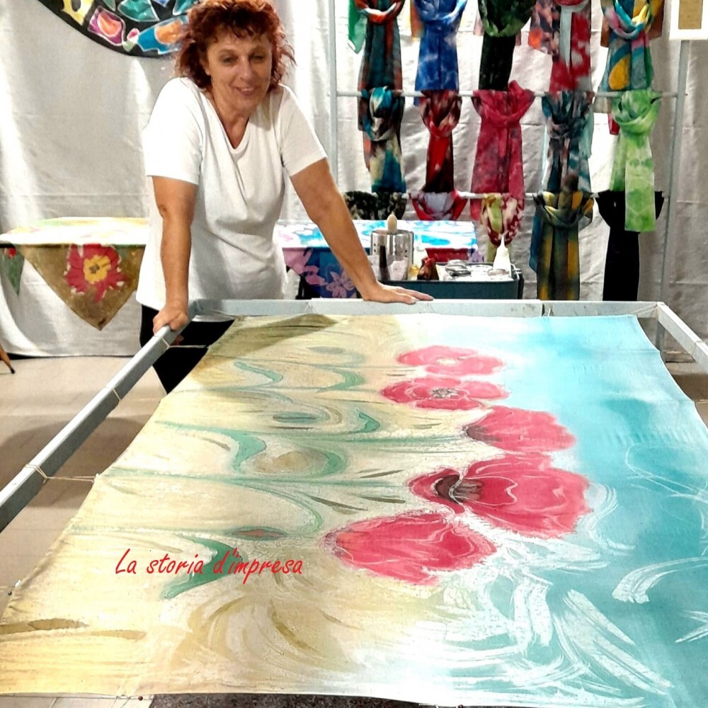 Dall'arte all'ufficio e ritorno con la tecnica del vero batik: "Disegno la seta perché è bellissima e fa stare bene"