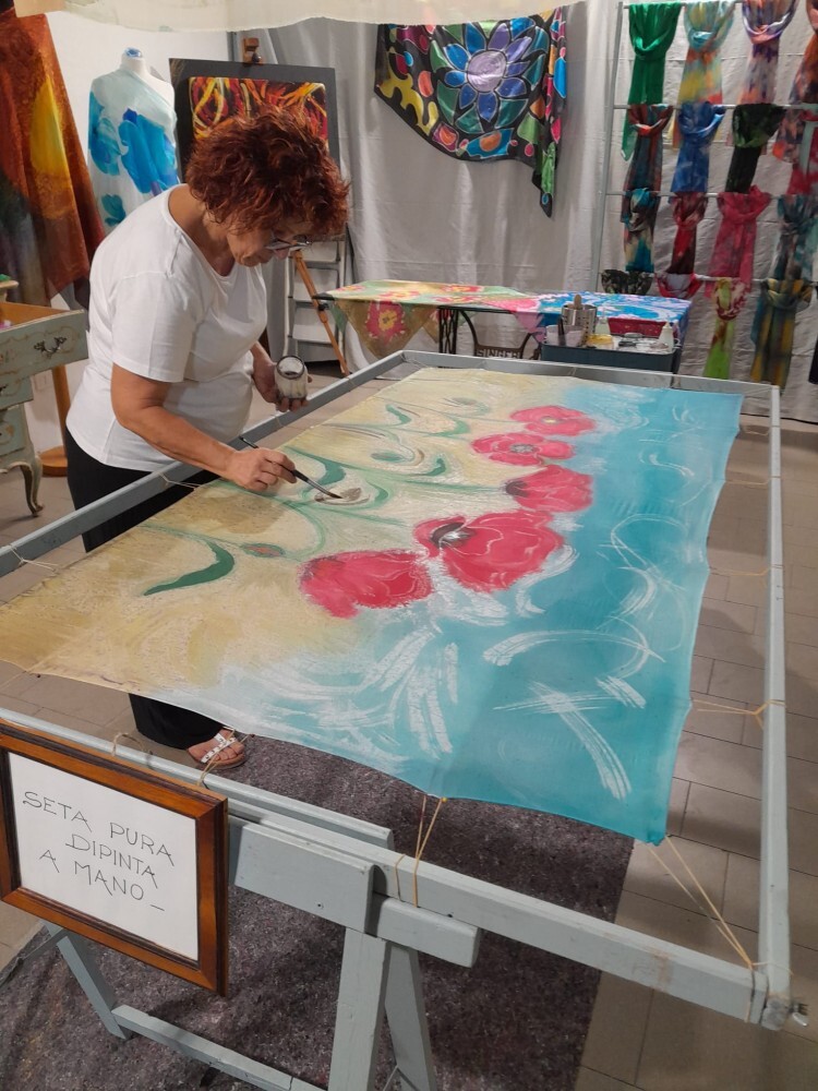 Dall'arte all'ufficio e ritorno con la tecnica del vero batik: "Disegno la seta perché è bellissima e fa stare bene"