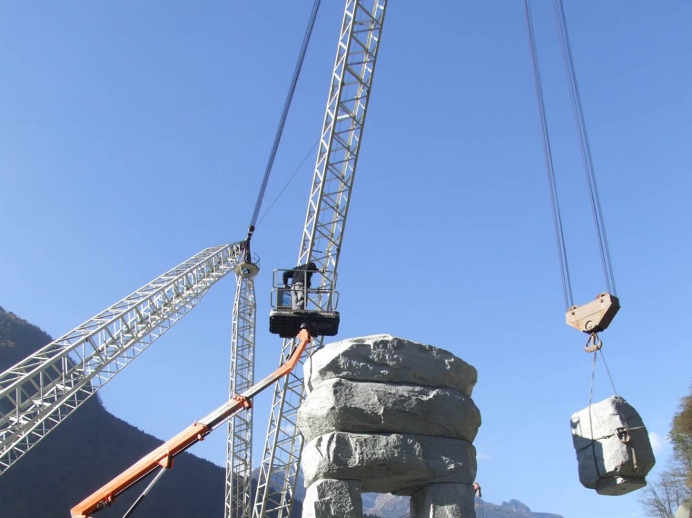 Scopri LA STORIA D'IMPRESA / "Moro Serizzo" lavora la pietra con il cuore green dello scalpellino e la porta nel mondo: "Vogliamo ritrovare la sintonia con la natura"