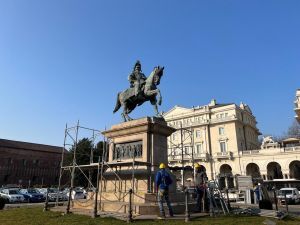 Grazie al 5X1000 restaurato il monumento a a Vittorio Emanuele II nella centrale piazza Martiri della Libertà a Novara