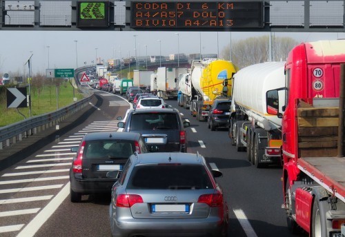 Ecco i giorni con il traffico da bollino nero nel 2019: c'è il calendario dei blocchi per i mezzi pesanti